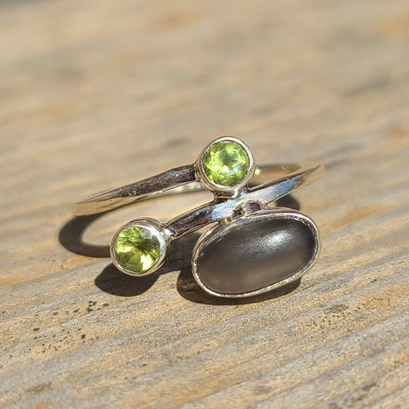 Grey Moonstone & Peridot 925 Ring